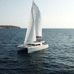 Legend Lagoon 450 F 16