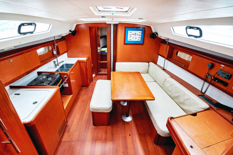 Gin Tonic Beneteau Oceanis 43 Ibiza 8
